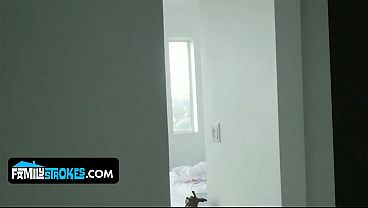 Ibu Tiri Pirang Montok Daisy Stone Dimuntahi Sama Adik Tiri Yang Horny
