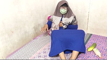 Cewek Hijab Indonesia Lagi Sibuk Mainin Diri Sendiri Sampai Keluar Air.