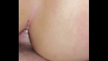 Bokep Istri Goyang Sambil Dimasukin Kontol Gede Dari Belakang Sampe Keliatan Dalem