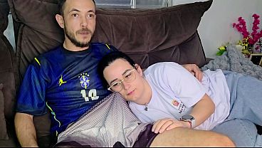 Irmãzinha Digita Puta Enquanto O Meio-irmão Mete A Mão Nela Vendo O Jogo Do Brasil