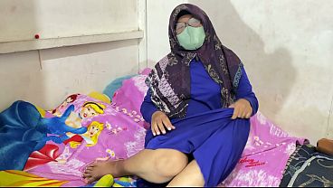 Wanita Berhijab Lagi Mainin Diri Sendiri Sampai Basah Kuyup.