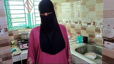 Selingkuh Sama Pembantu Hijab Pas Rumah Kosong, Kontol Suami Istri Di Kamar