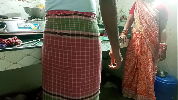 Malkin Ne Kitchen Mein Naukar Ko Patak Ke Apni Chut Marwayi, Garam Awaaz Mein Cheekhne Lagi!